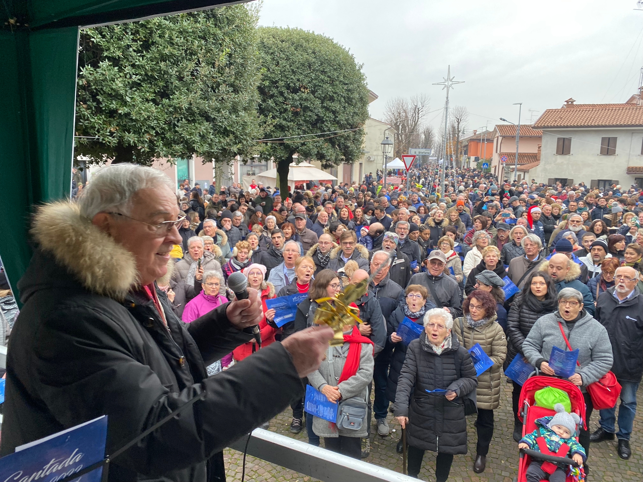 Immagine per Vermegliano, migliaia alla festa di Santo Stefano: piazza gremita per la Cantada